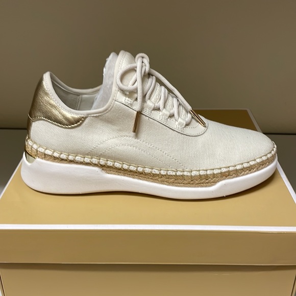 NIB $135 Michael Kors Finch Cream Canvas & Lther Lace Up - Picture 1 of 7